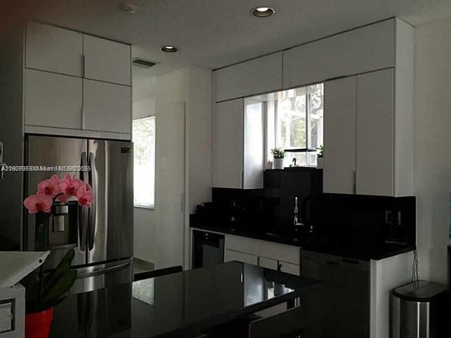 Foto del edificio - 1654 Salerno Cir