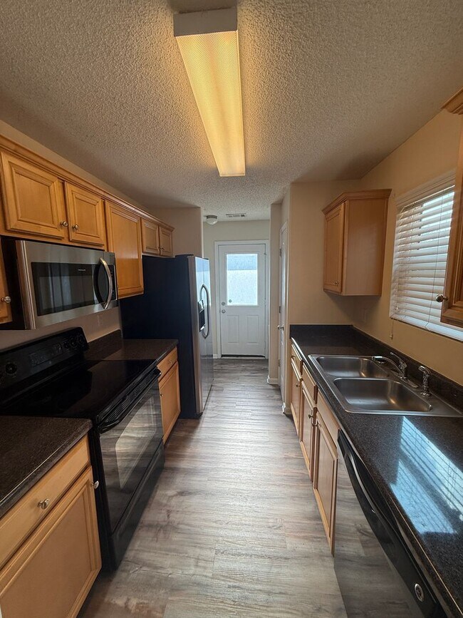 Foto del edificio - Discover Comfort and Convenience 3 BR/3 BA Home in Desirable Bridgewater Community!