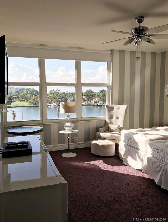 Primary Photo - 4747 Collins Ave