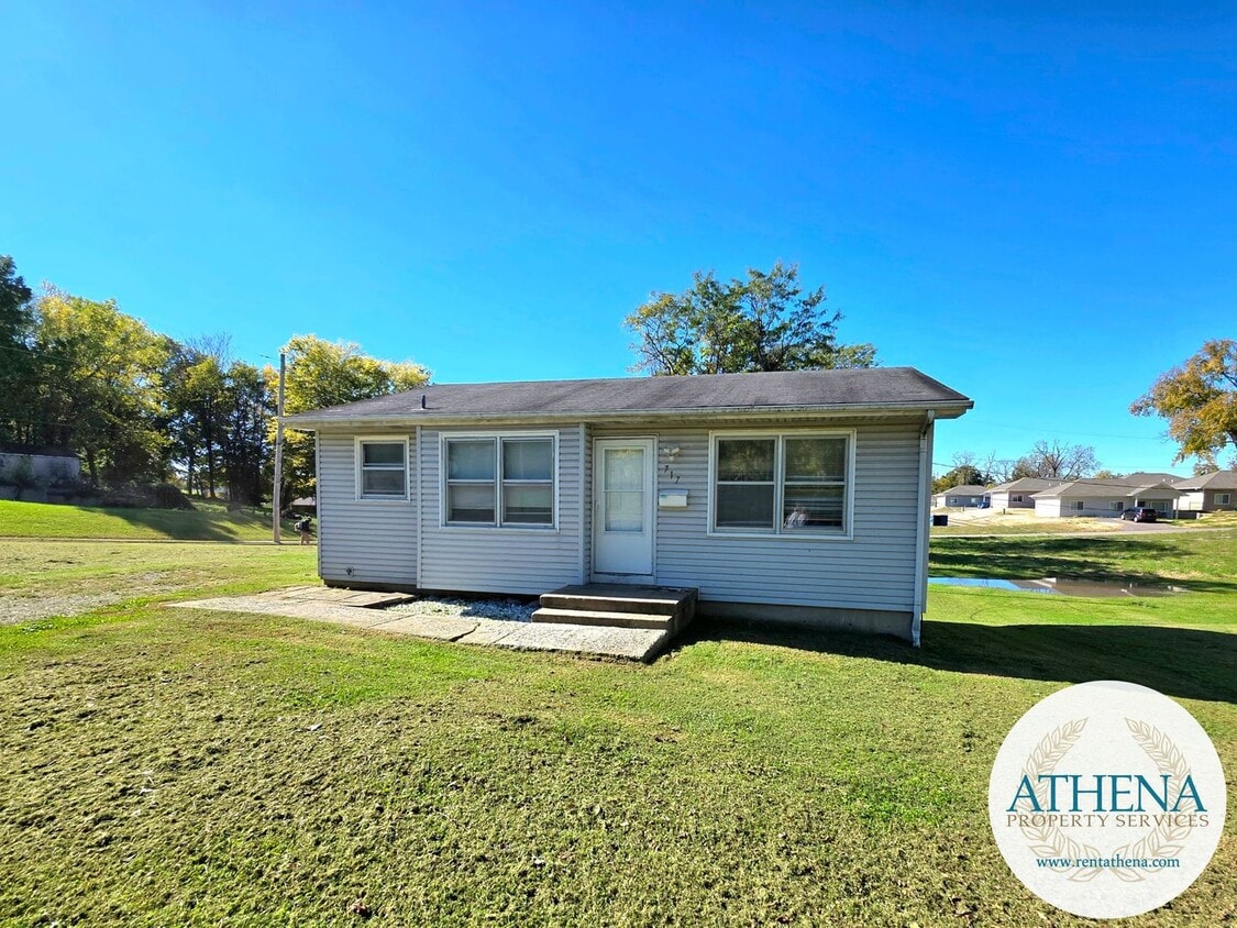 Foto principal - 2 Bedroom / 1 Bath House with Yard & W/D H...