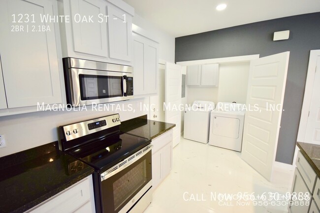 Foto del edificio - Half Off First Months Rent-West Oaks Apart...