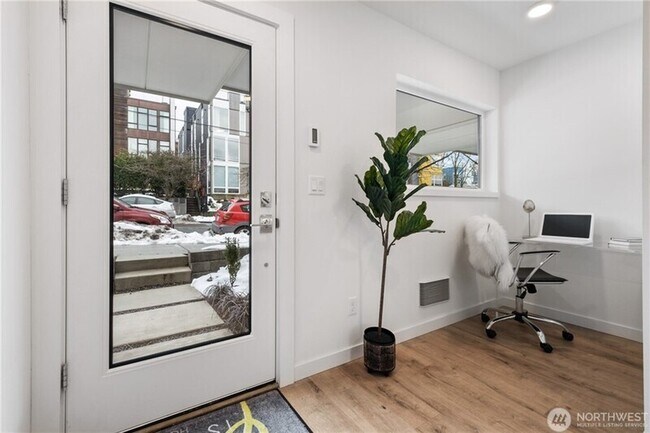 Foto del edificio - 1326 E Spring St