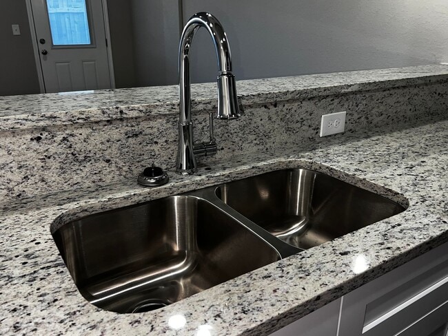 Foto del edificio - Modern 3BR Townhome w/ Garage, Private Yard & No Carpet – Built 2022