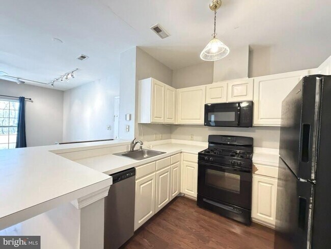 Foto del edificio - Beautiful 2bd 1bth private patio-level condo in New Town with a peaceful wooded view!