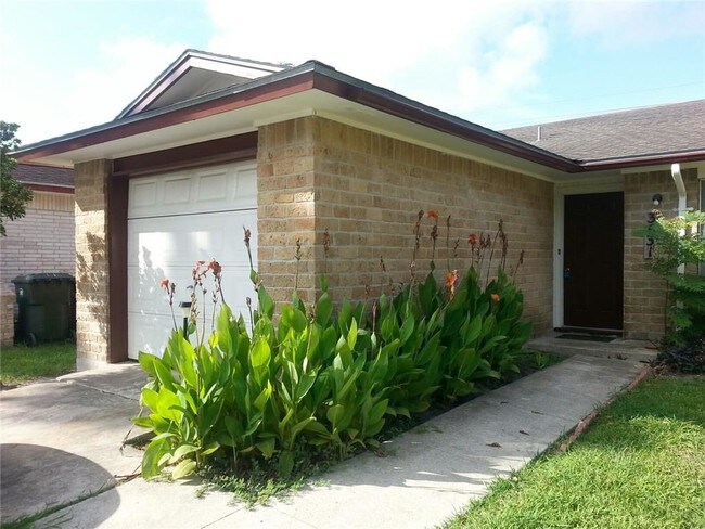 Building Photo - 3631 La Paz Dr