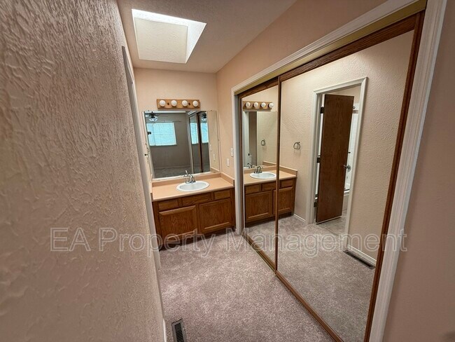 Foto del edificio - 2816 Enebro St NE