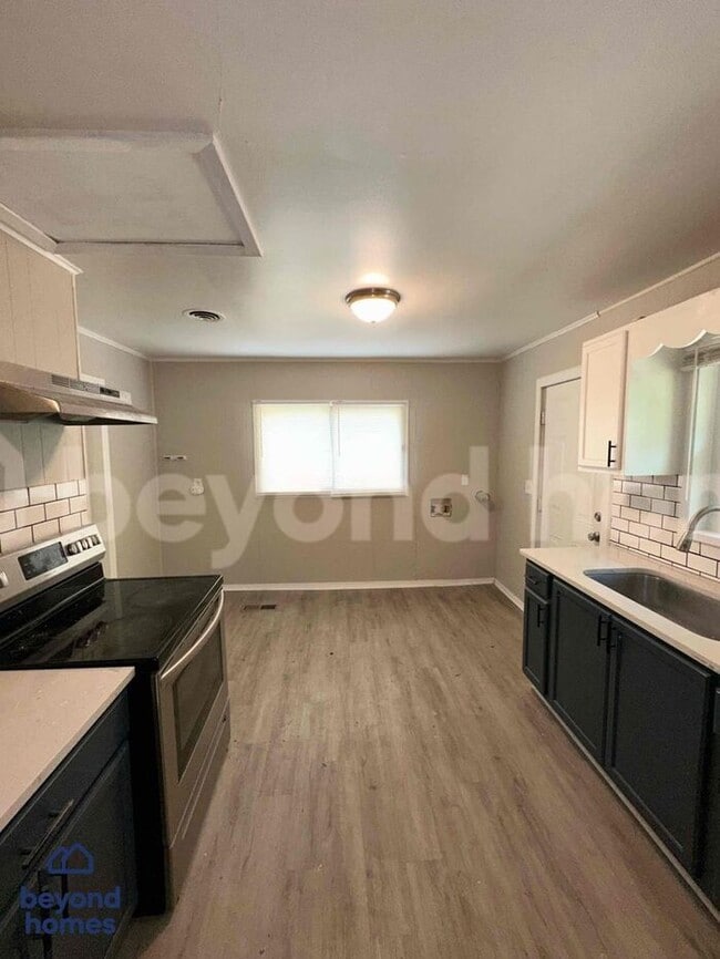 Building Photo - Spacious 3-bedroom, 1.5-bath home availabl...