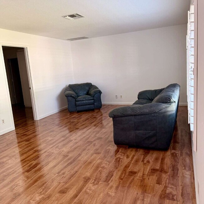 Building Photo - 147 Sunflower Cir