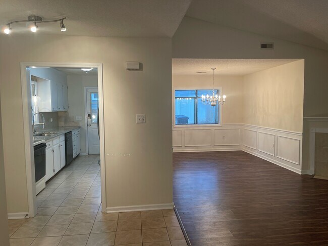 Building Photo - 2304 Oldenburg Dr