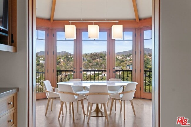 Building Photo - 323 Adelaide Dr