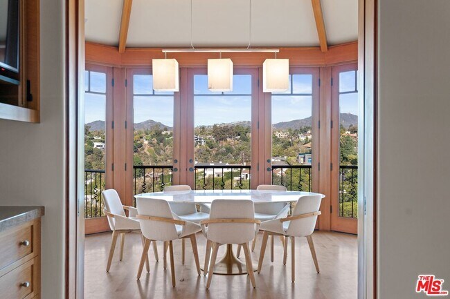 Foto del edificio - 323 Adelaide Dr