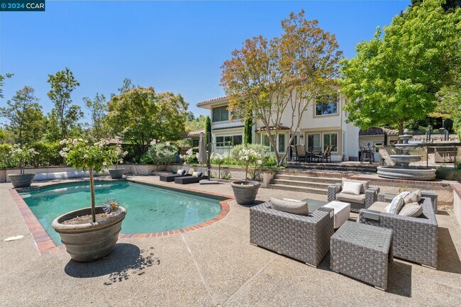 Building Photo - 316 Live Oak Dr