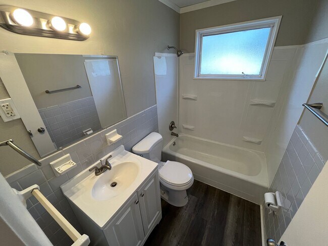 Foto del edificio - Recently Renovated Three Bedroom Move In R...