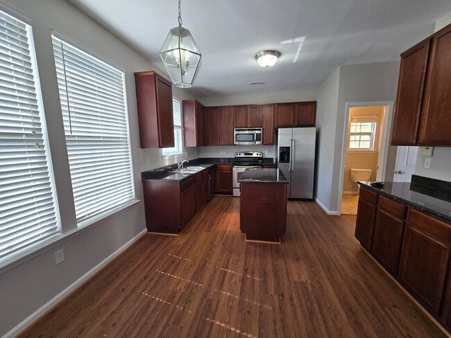Building Photo - Two Story, 4 Bed, 2.5 Bath in the Stockbri...