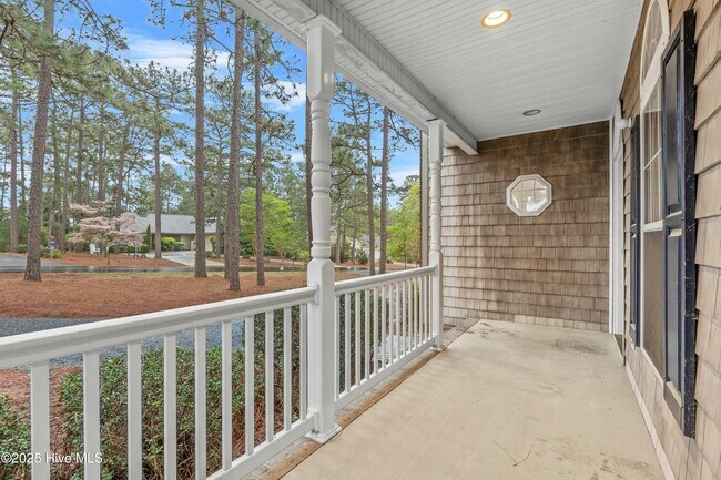Building Photo - 5 Catalpa Ln N