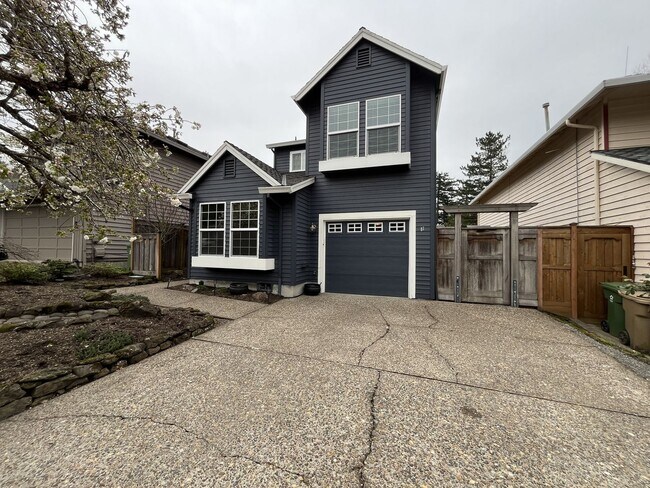 Foto del edificio - Stunning Lake Oswego Home with Outdoor Retreat, Vaulted Ceilings & Walk-In Closet
