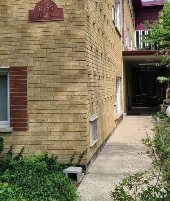 Building Photo - 547 Sheridan Rd