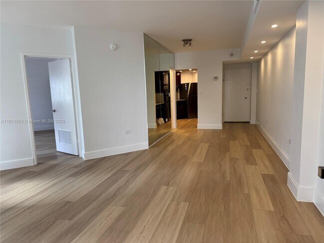 Foto del edificio - 999 Brickell Bay Dr