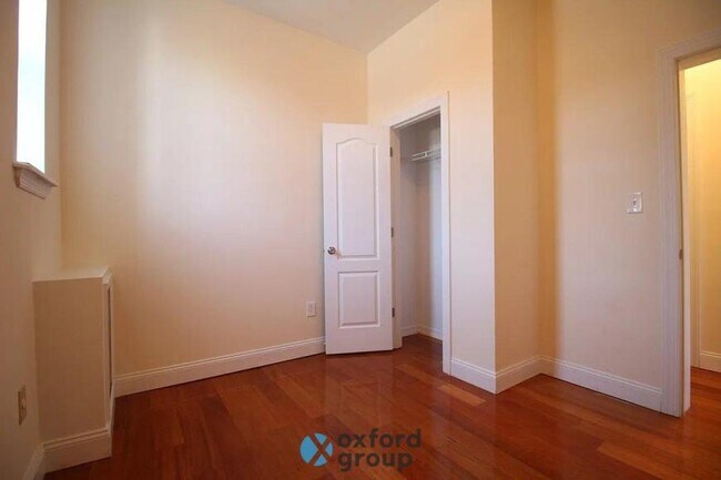 Foto del edificio - 3 bedroom in Brooklyn NY 11207