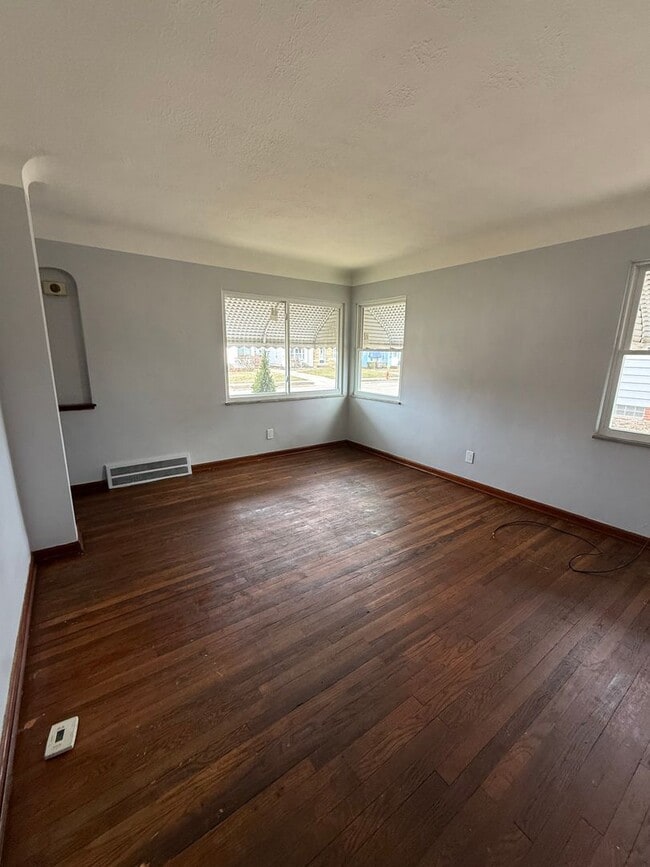 Building Photo - 3bd Single Garfield Hts Water/Sewer Included Section 8