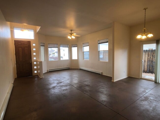Building Photo - North Grand Junction: 2 bed 2 bath 2 car g...