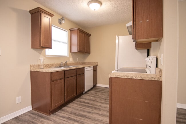 Building Photo - 7817 Walnut Dr