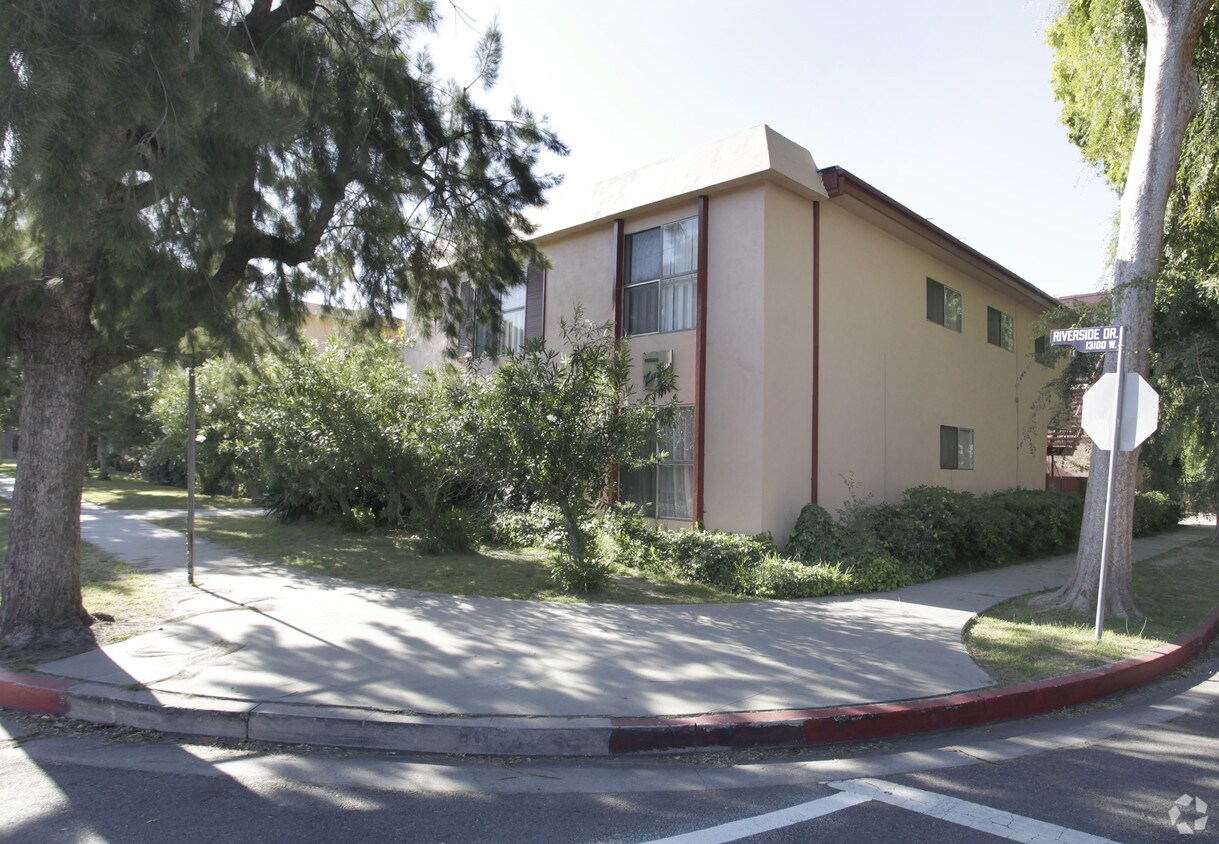 Building Photo - 13118-13124 Riverside Dr