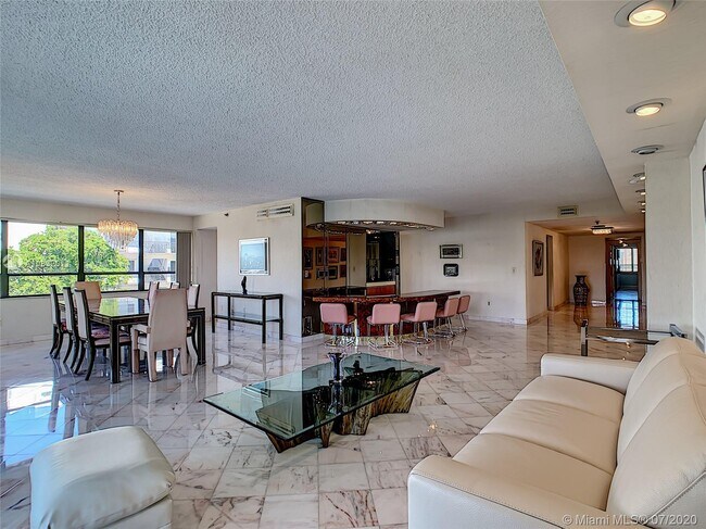 Foto del edificio - 9350 W Bay Harbor Dr