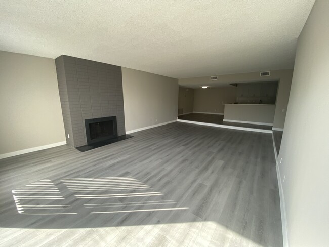 11858 Goshen Ave Apartamento 207 sala de estar con chimenea - The Brentwood Collection