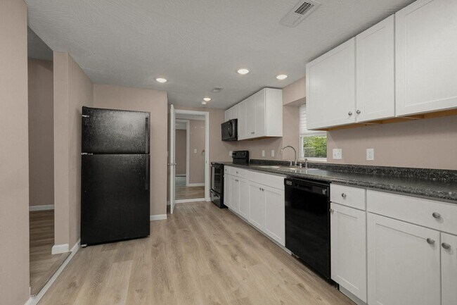 Building Photo - Cozy 2 Bedroom/1 Bath Home
