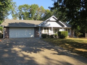 Building Photo - 17 Constance Cir