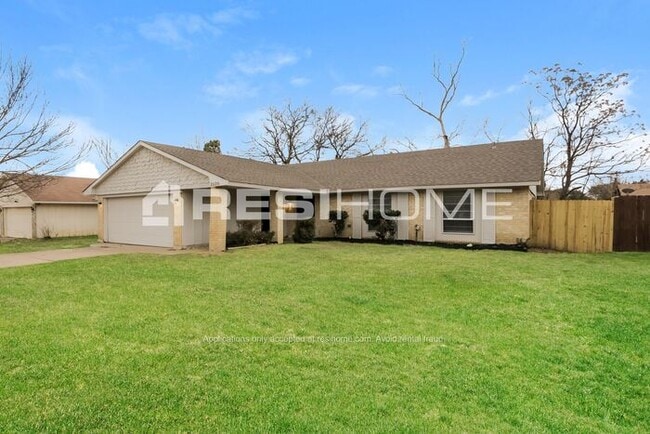 Building Photo - 2020 Cedarwood Dr