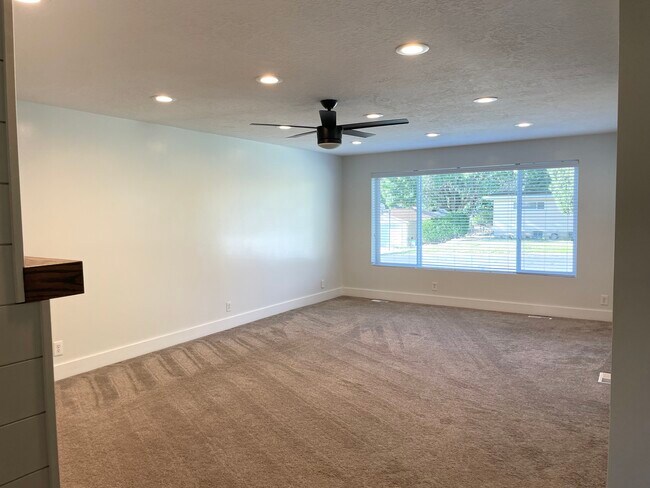 Building Photo - 332 E 8400 S