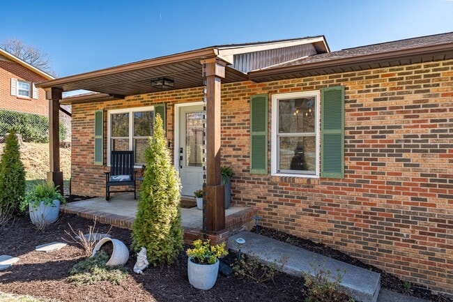 Building Photo - Beautiful 4 bedroom