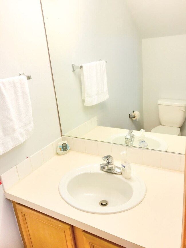 Foto del edificio - Powellhurst Renovated 3 Bedroom with AC, Garage, Fenced Backyard