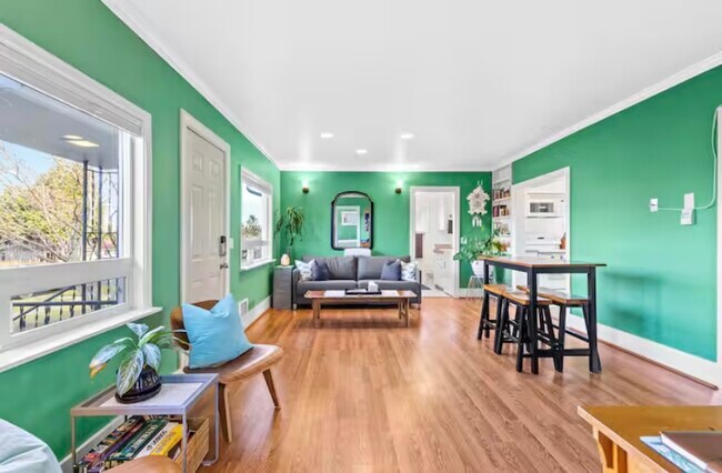 Foto del edificio - Bright & Comfortable 2-Bedroom, 1-Bathroom Main Floor Home | E 10th St, Port Angeles, WA | $2,200...