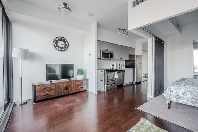 Photo du bâtiment - 900 Bay St.