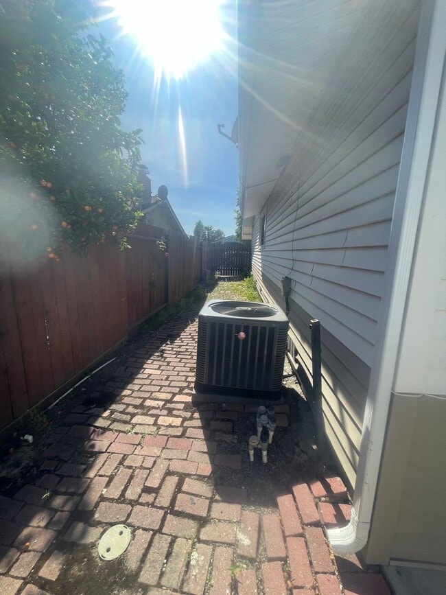 Building Photo - NICE OLDER HOME IN ESTABLISHED AREA