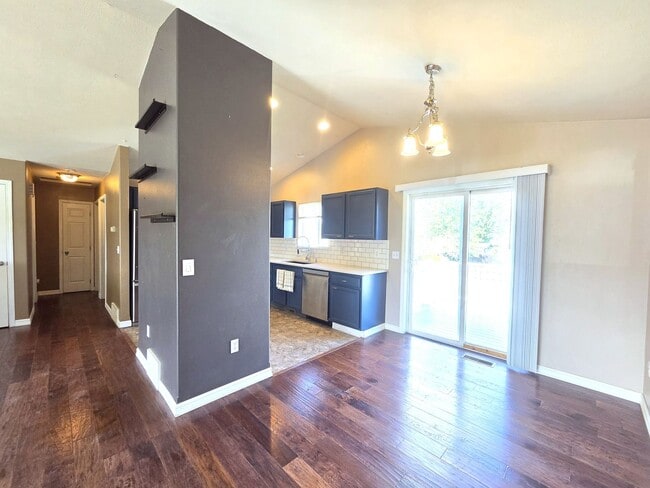 Building Photo - $2,800 - 3 Bed / 2 Bath Beautiful and Spacious Home with a Fully Fenced backyard