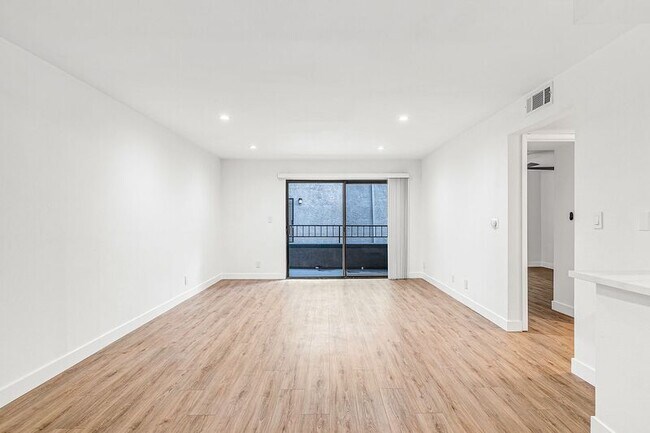 Foto del edificio - 5807 Laurel Canyon Blvd