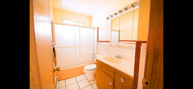 Full bath - 3261 Yarrow St