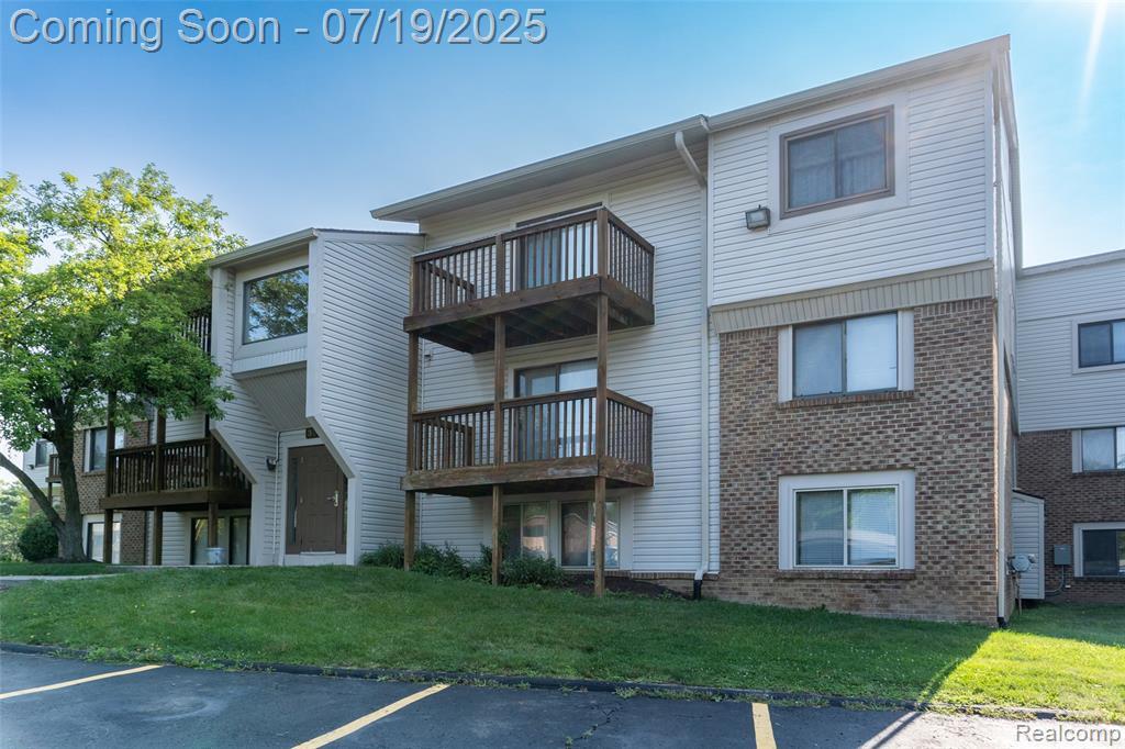 Foto principal - 30074 W 12 Mile Rd