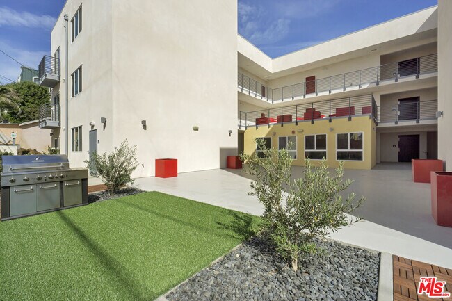 Foto del edificio - 6925 Knowlton Pl