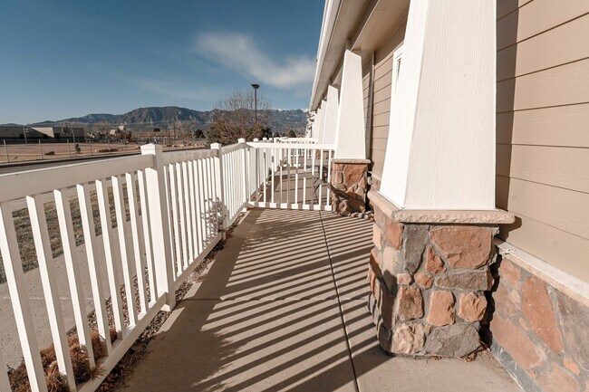 Foto del edificio - 3 Beds 3 Bath Townhome Minutes From Fort C...