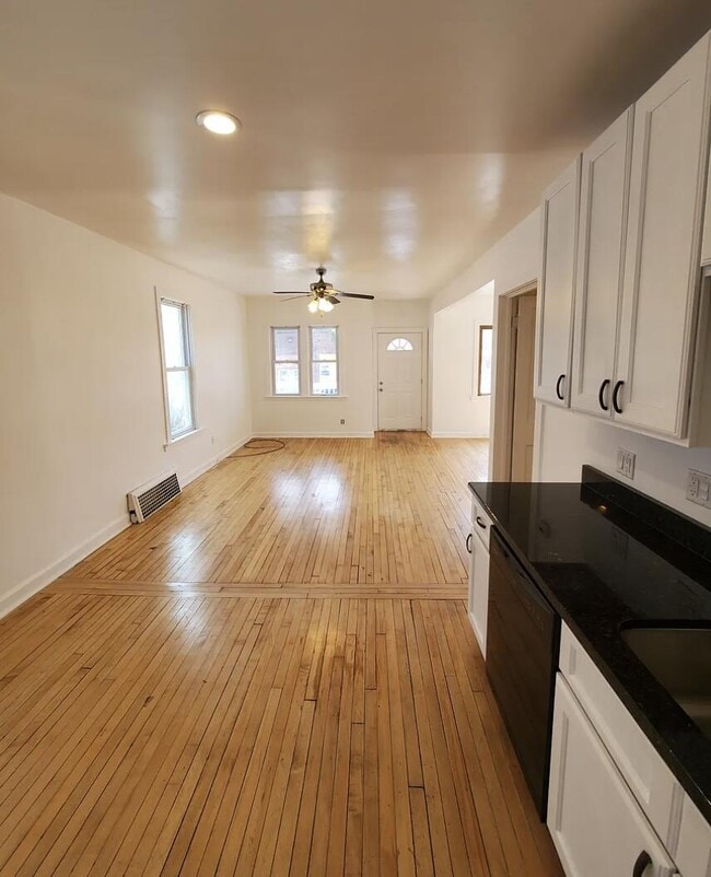 Building Photo - 526 E Burleigh St