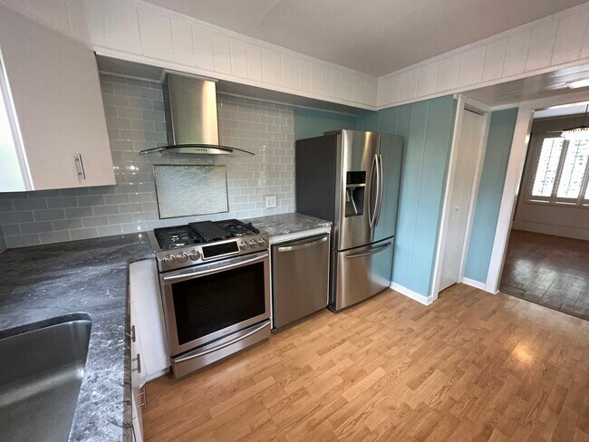 Building Photo - 115 6th Ave NE