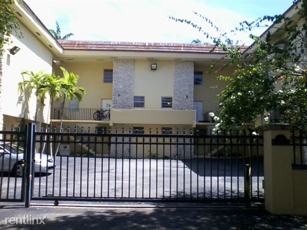 Primary Photo - 11 Edgewater Dr