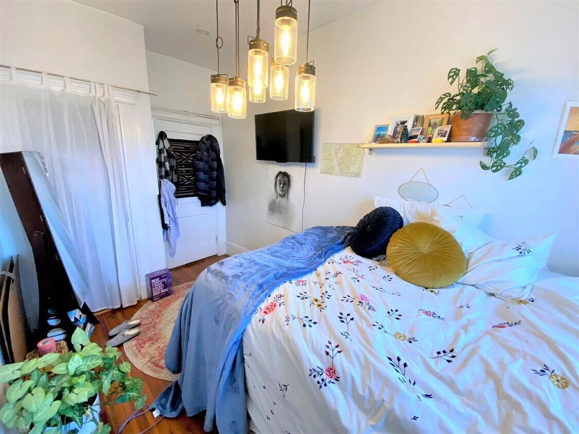 Primary Photo - 5 Bedroom