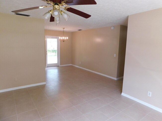 Building Photo - 5403 Eastwood Dr