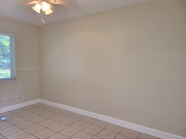 Building Photo - 1005 N 18th Ct